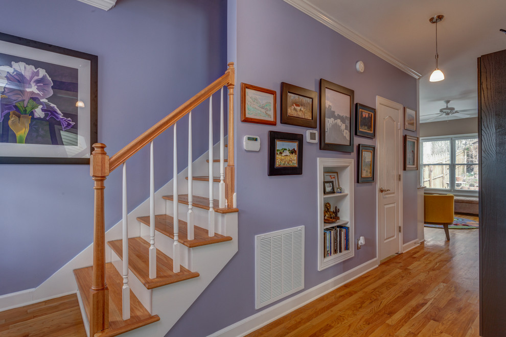 Immagine di un ingresso o corridoio chic di medie dimensioni con pareti viola e pavimento in legno massello medio