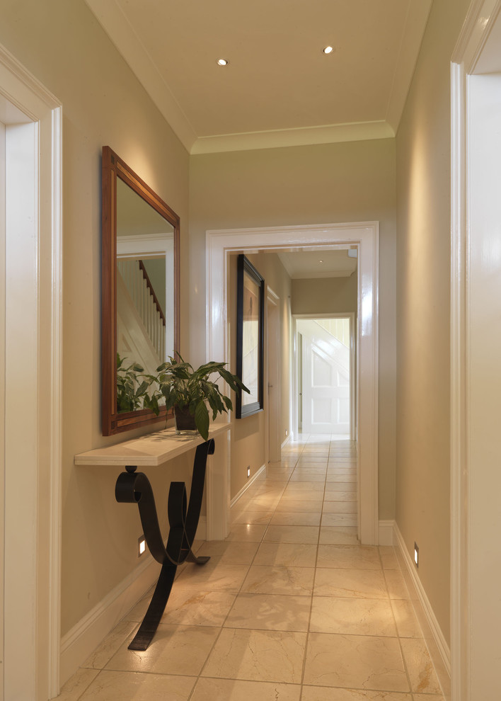 Ispirazione per un ingresso o corridoio chic con pareti beige e pavimento in marmo