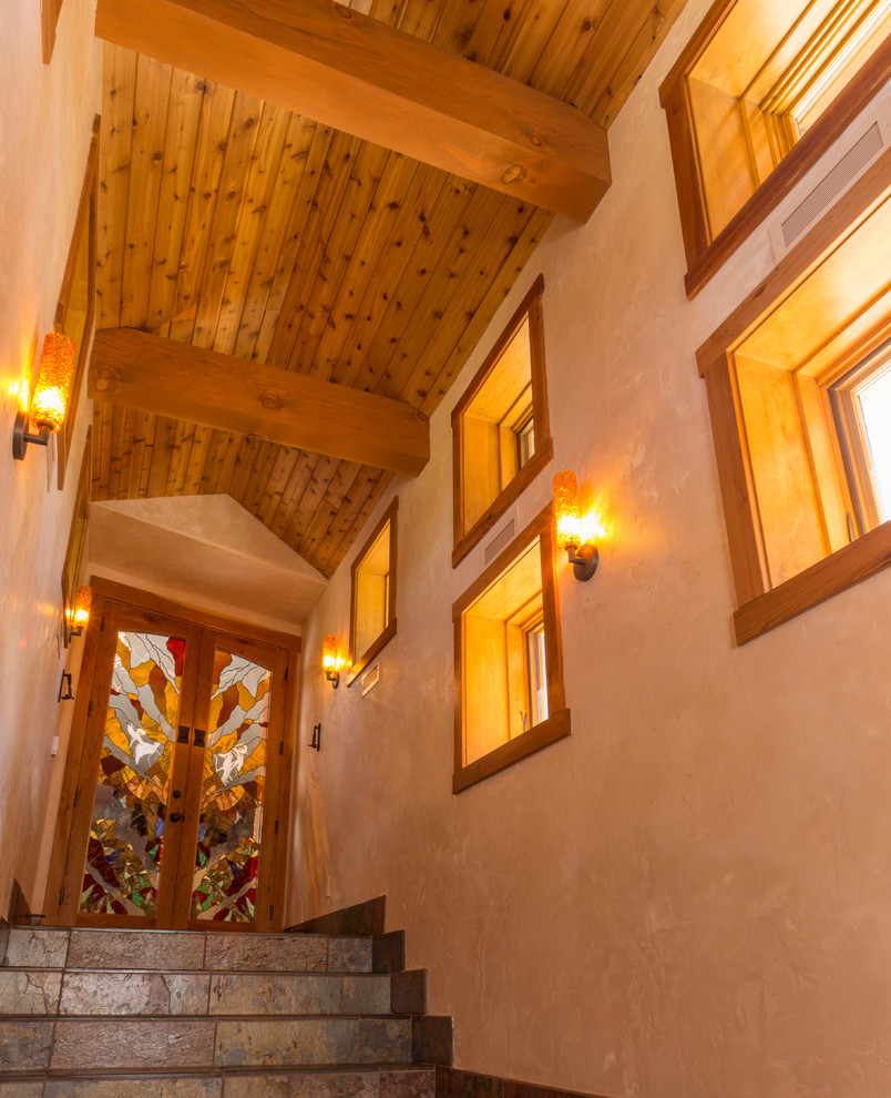 Пример оригинального дизайна: большой коридор в стиле рустика с бежевыми стенами и полом из керамической плитки