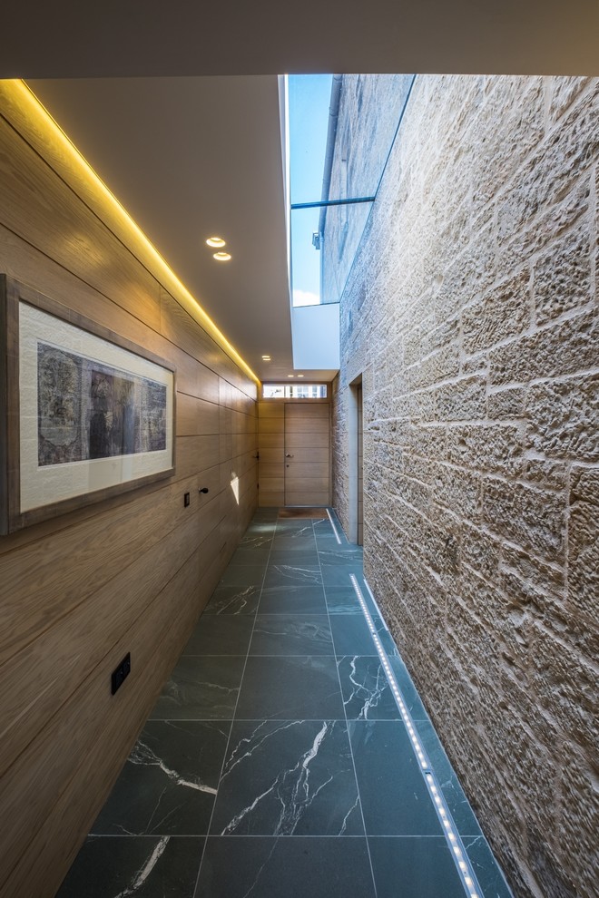 Inspiration för stora moderna hallar, med marmorgolv och svart golv