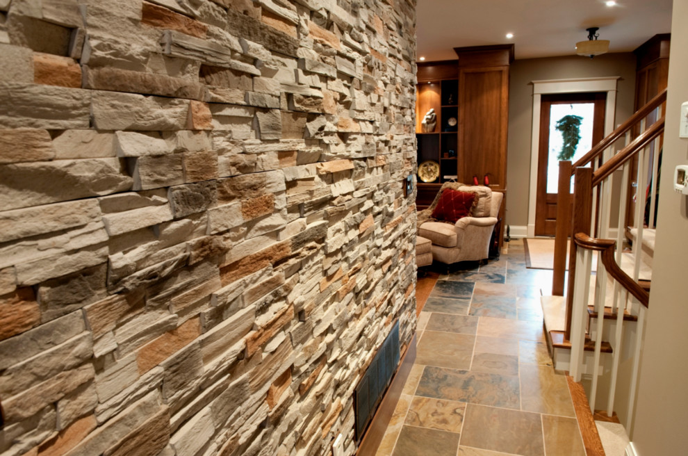 Inspiration pour un couloir craftsman de taille moyenne avec un sol en ardoise et un mur beige.