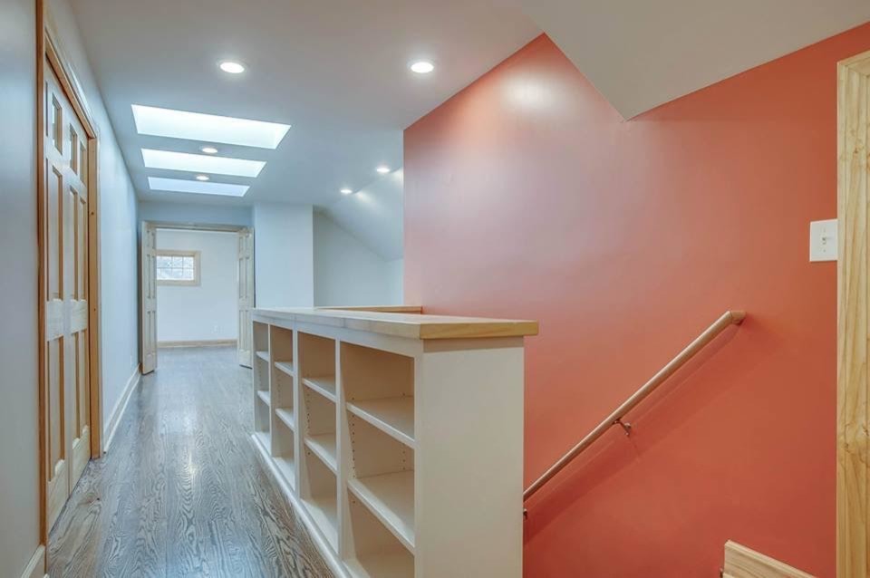 Свежая идея для дизайна: большой коридор в стиле ретро с оранжевыми стенами и паркетным полом среднего тона - отличное фото интерьера