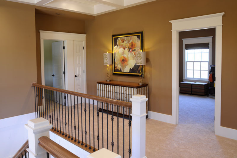 Idée de décoration pour un couloir tradition avec un mur marron, moquette, un sol beige et un plafond à caissons.