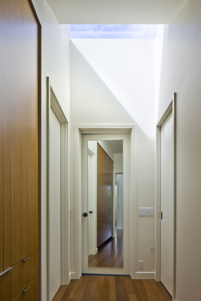 На фото: коридор в современном стиле