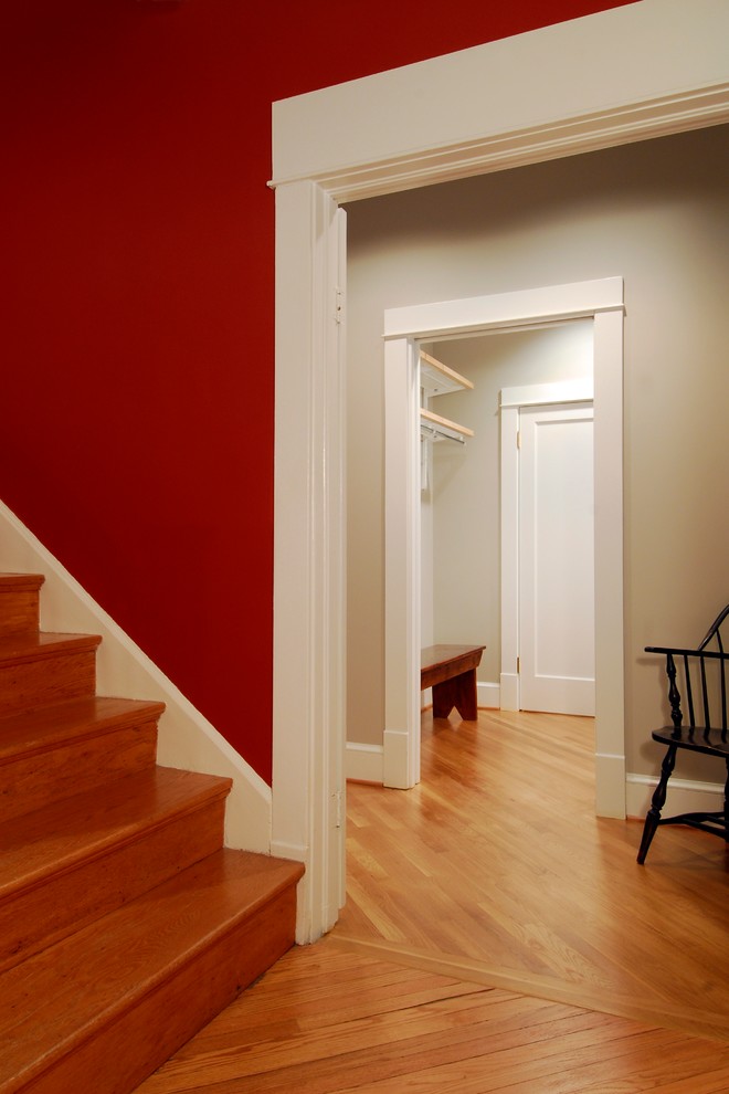 ワシントンD.C.にある高級な中くらいなトラディショナルスタイルのおしゃれな廊下 (赤い壁、無垢フローリング) の写真