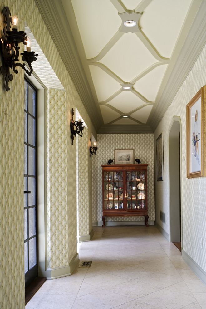 Inspiration pour un grand couloir traditionnel avec un sol beige.