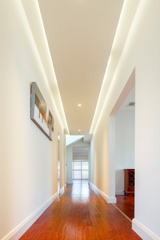 Idee per un ingresso o corridoio minimalista con pareti bianche e parquet chiaro