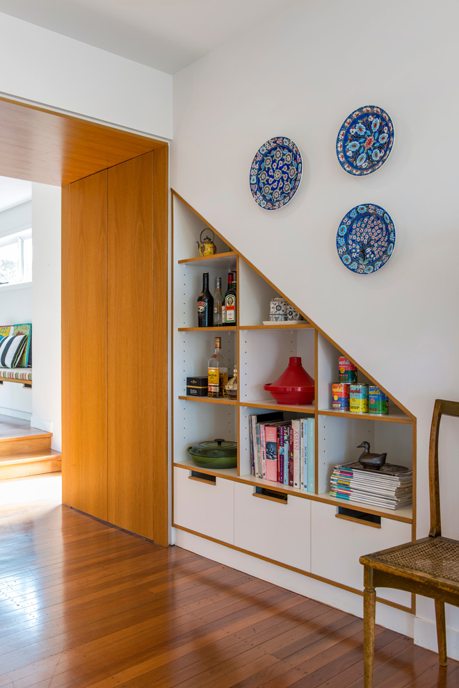 Mittelgroßer Moderner Flur mit weißer Wandfarbe und braunem Holzboden in Gold Coast - Tweed