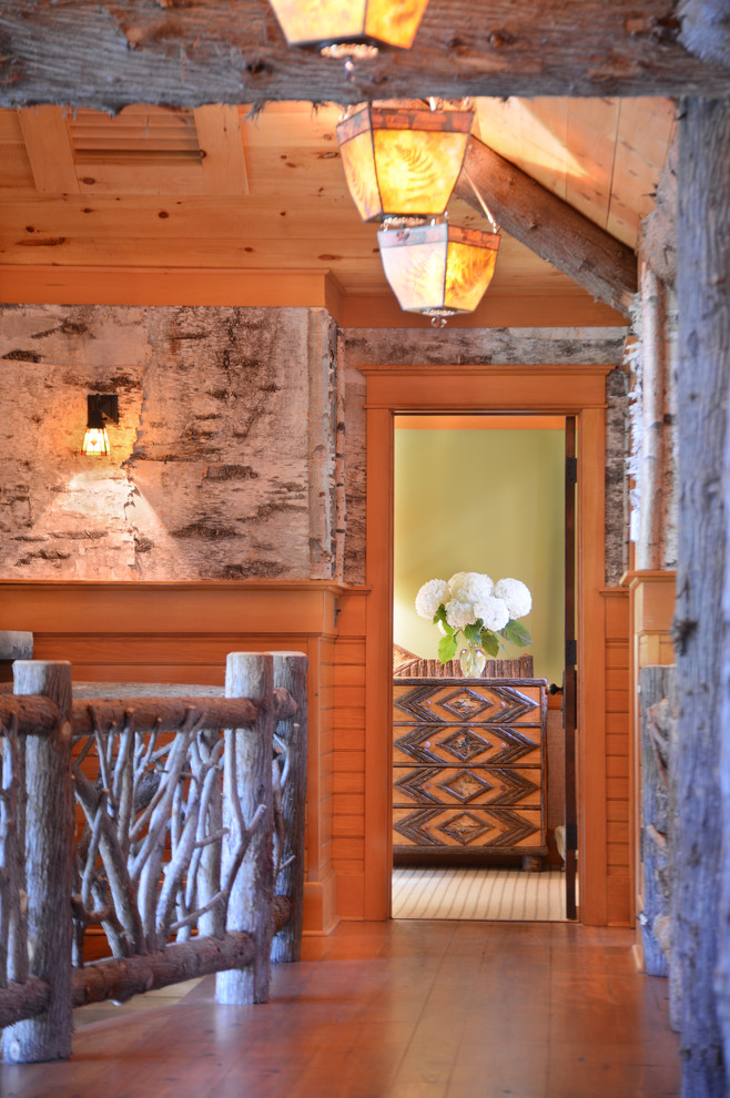 Diseño de recibidores y pasillos rústicos de tamaño medio con suelo de madera en tonos medios