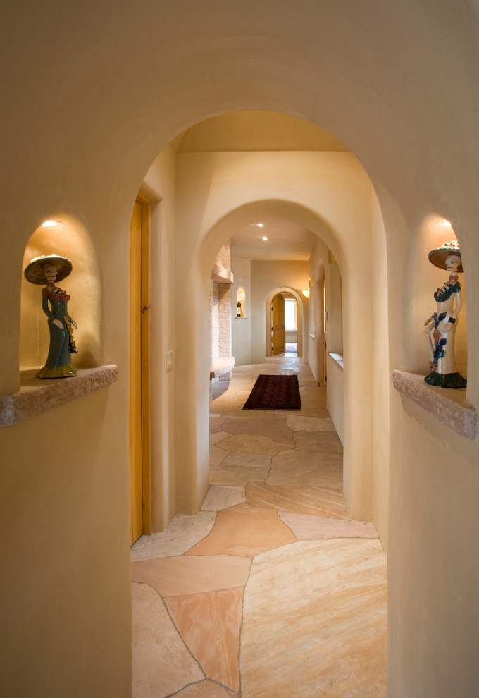 Пример оригинального дизайна: коридор: освещение в стиле фьюжн с бежевыми стенами и разноцветным полом