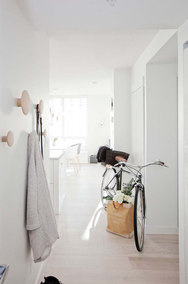 Стильный дизайн: маленький коридор в скандинавском стиле с белыми стенами и светлым паркетным полом для на участке и в саду - последний тренд