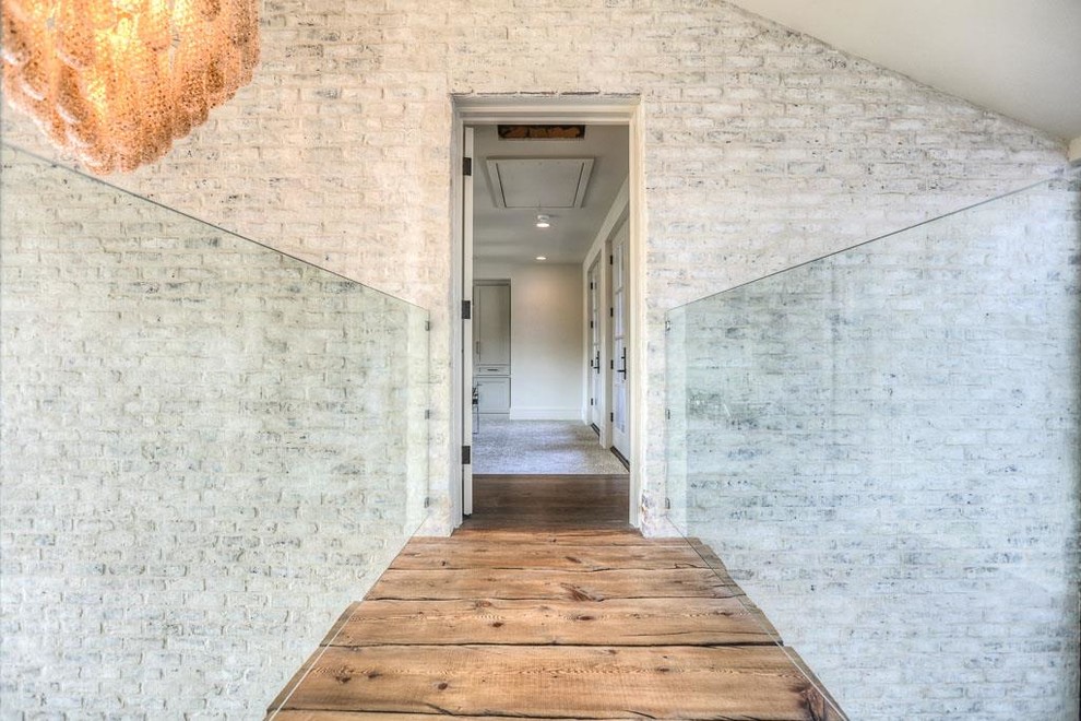Inspiration pour un petit couloir traditionnel avec un mur blanc et parquet foncé.