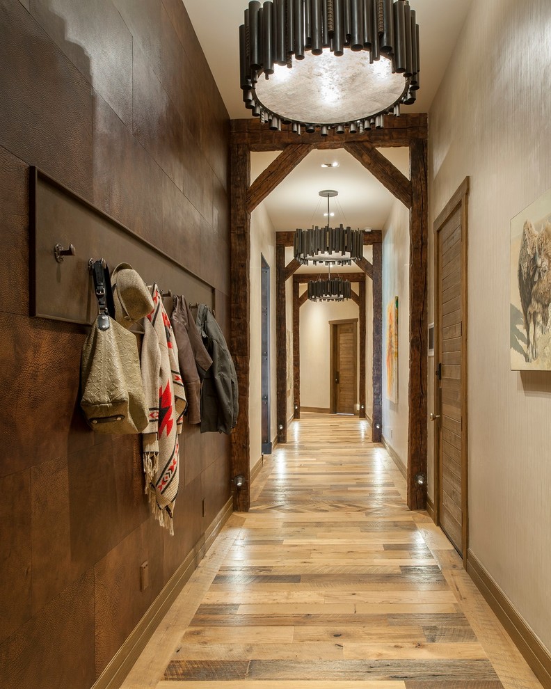 Стильный дизайн: большой коридор в стиле рустика с бежевыми стенами, паркетным полом среднего тона и коричневым полом - последний тренд