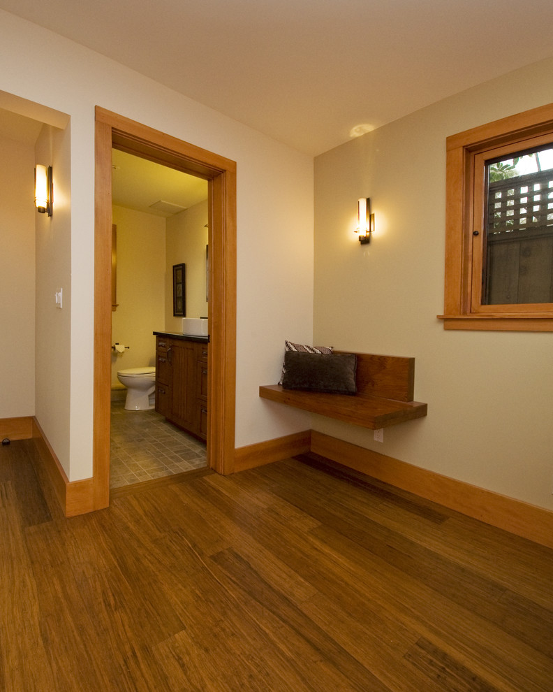 Cette photo montre un petit couloir chic avec un mur blanc, un sol en bois brun et un sol marron.