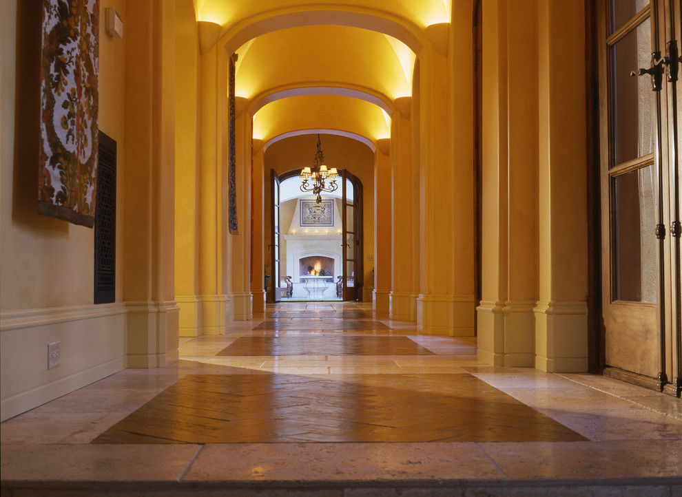 Imagen de recibidores y pasillos mediterráneos de tamaño medio con paredes beige y suelo de piedra caliza