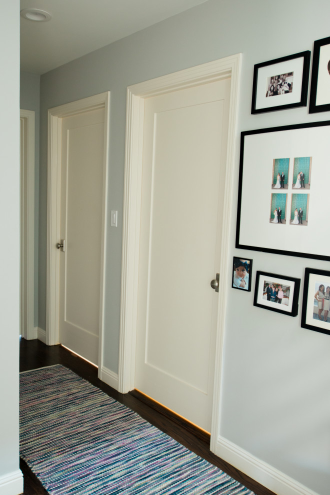 Idée de décoration pour un couloir design de taille moyenne avec un mur beige et parquet foncé.
