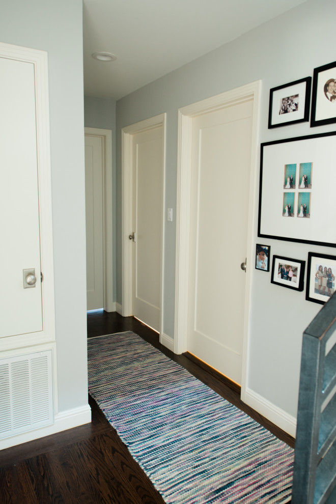 Idee per un ingresso o corridoio contemporaneo di medie dimensioni con pareti beige e parquet scuro