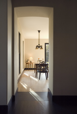 Idée de décoration pour un couloir design de taille moyenne avec un mur gris et parquet foncé.