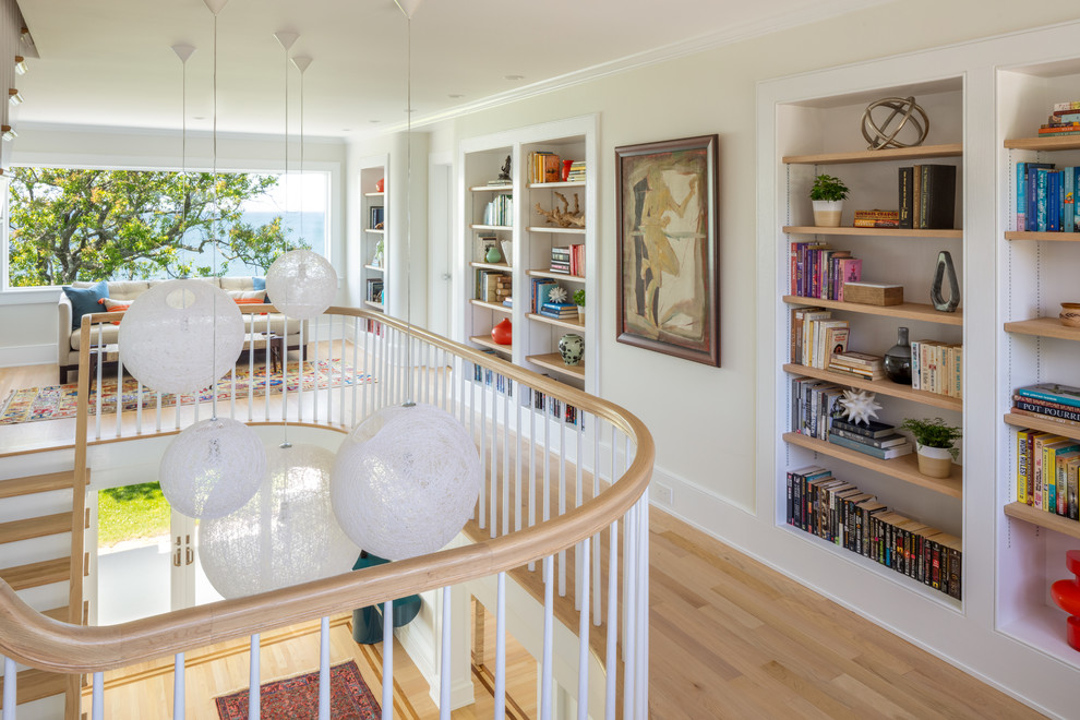 Idées déco pour un couloir scandinave avec un mur blanc, parquet clair et un sol beige.