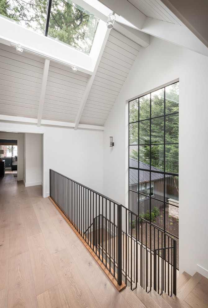 Источник вдохновения для домашнего уюта: коридор в стиле кантри с белыми стенами и потолком из вагонки