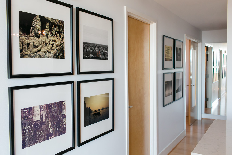 Inspiration pour un petit couloir design avec un mur blanc et parquet clair.