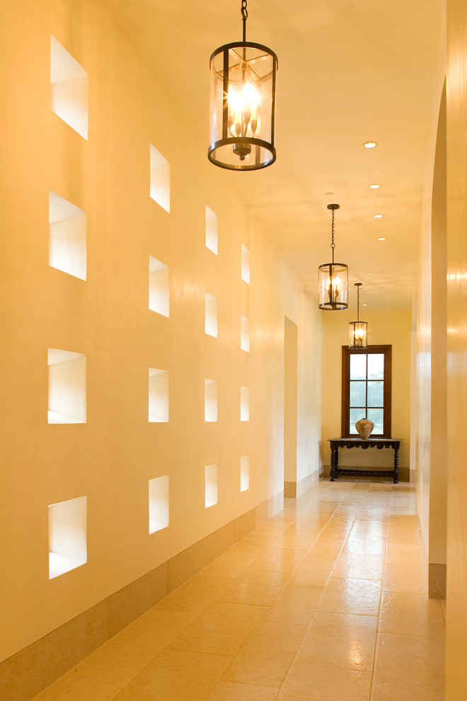 Ejemplo de recibidores y pasillos contemporáneos extra grandes con iluminación