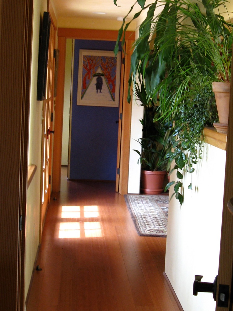 Пример оригинального дизайна: коридор в стиле фьюжн