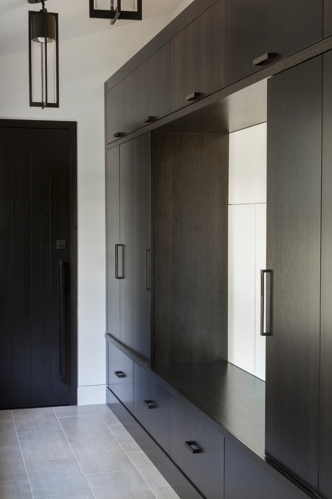 Cette image montre un petit couloir design avec un mur beige et un sol en carrelage de céramique.
