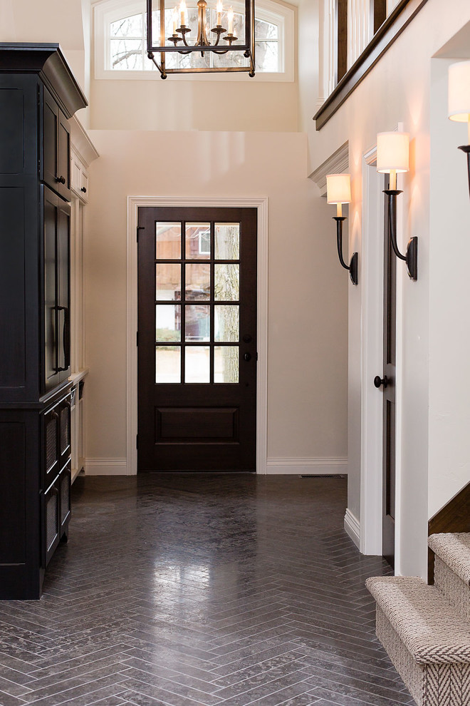 На фото: коридор среднего размера в стиле неоклассика (современная классика) с белыми стенами и полом из керамической плитки