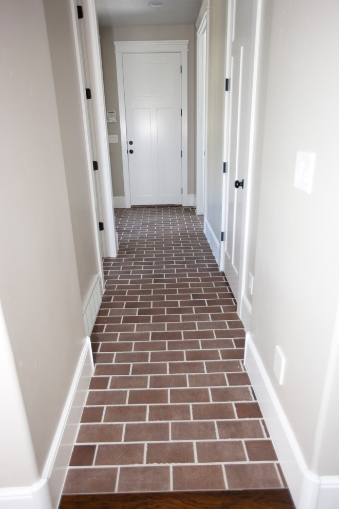 Стильный дизайн: коридор среднего размера в стиле кантри с серыми стенами, кирпичным полом и коричневым полом - последний тренд