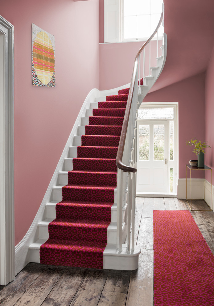 Foto di un ingresso o corridoio design con pareti rosa e moquette