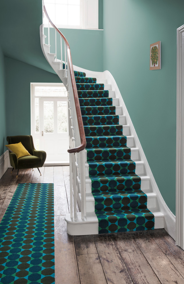 ハンプシャーにあるコンテンポラリースタイルのおしゃれな廊下 (緑の壁、カーペット敷き、青い床) の写真