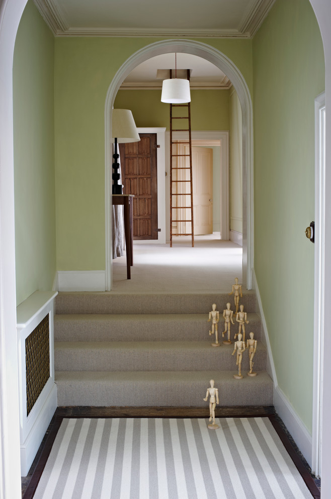 Идея дизайна: коридор в классическом стиле с ковровым покрытием