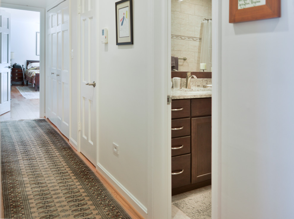 Источник вдохновения для домашнего уюта: огромный коридор в стиле модернизм с белыми стенами и коричневым полом