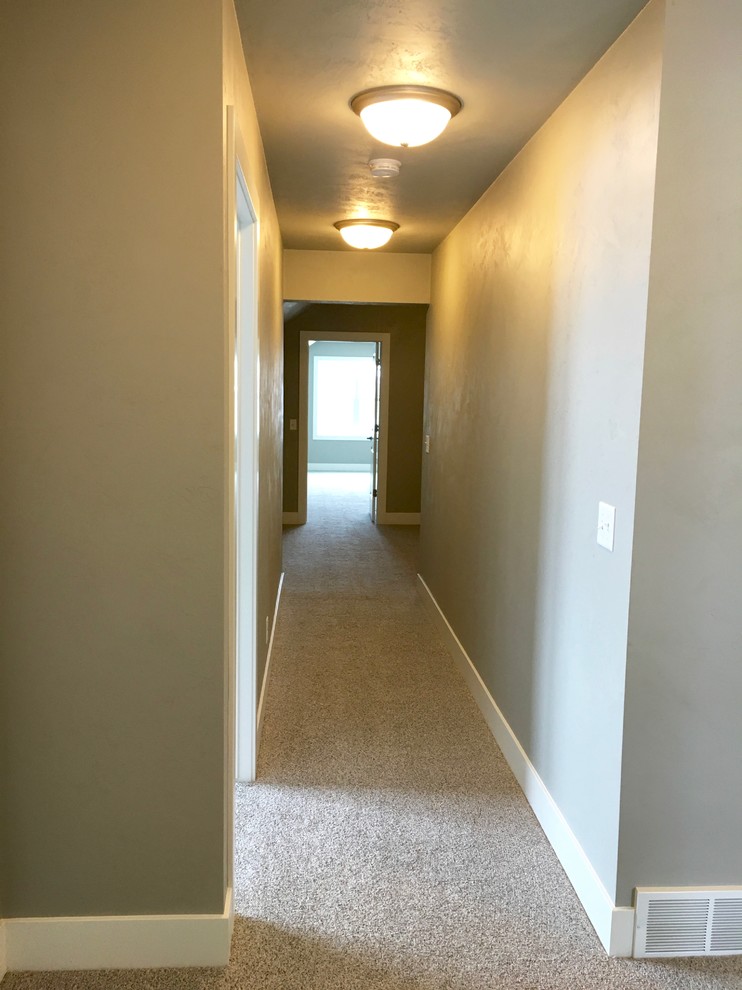 Стильный дизайн: большой коридор в стиле кантри с серыми стенами и ковровым покрытием - последний тренд