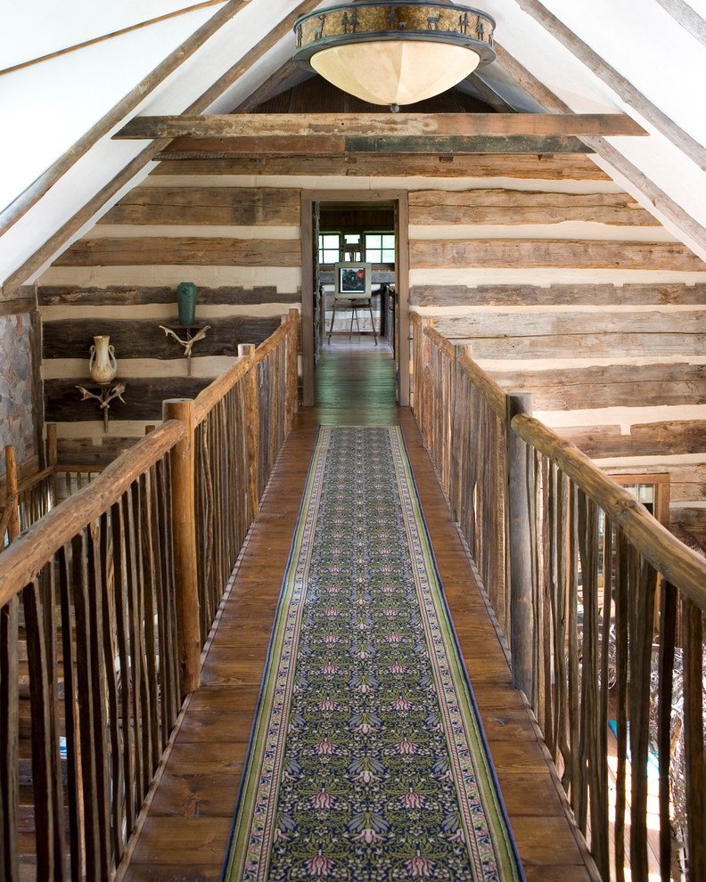 Diseño de recibidores y pasillos rústicos con suelo de madera en tonos medios