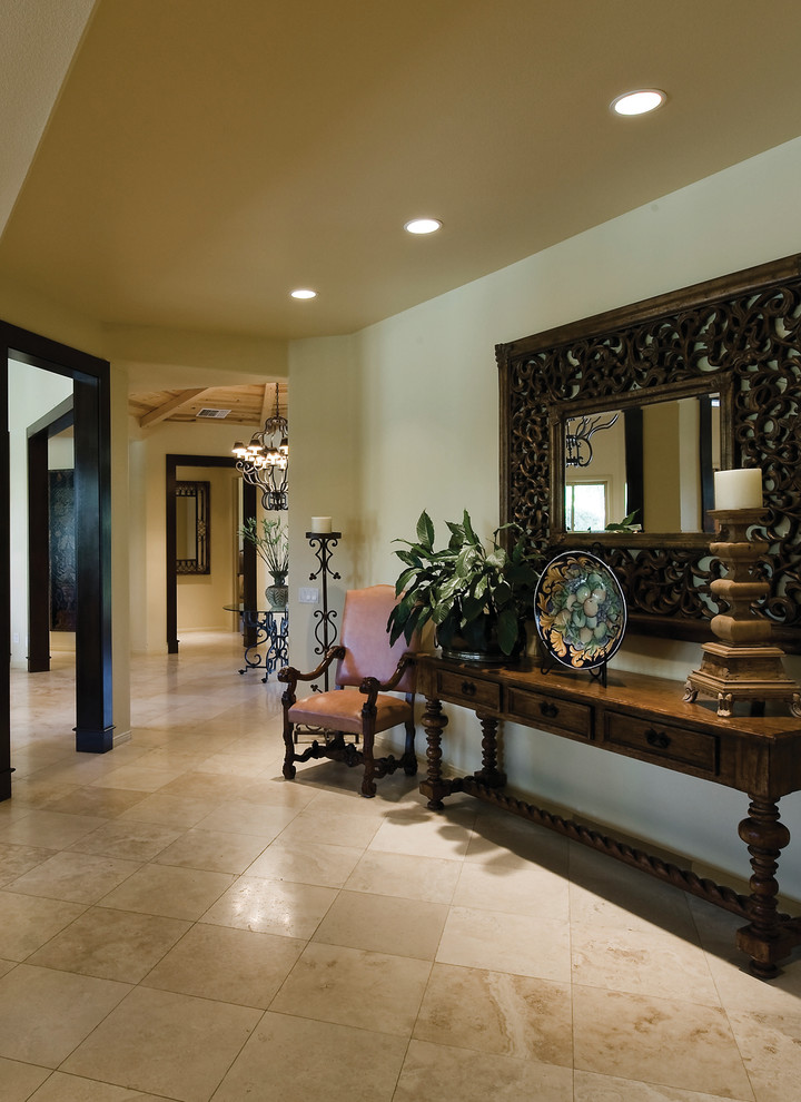 Esempio di un ingresso o corridoio classico con pareti beige, pavimento in gres porcellanato e pavimento beige