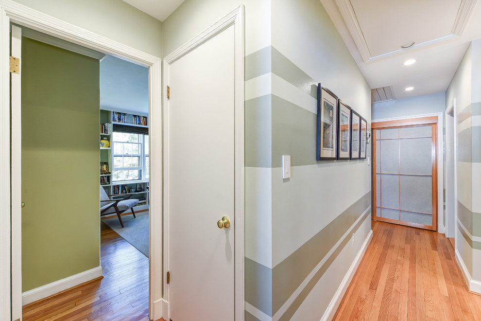 Идея дизайна: коридор среднего размера в стиле фьюжн с разноцветными стенами, светлым паркетным полом и коричневым полом