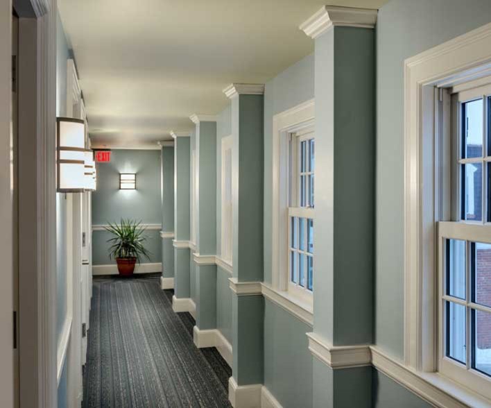 Foto på en vintage hall, med blå väggar, heltäckningsmatta och blått golv