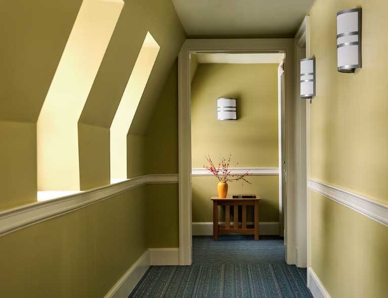 Идея дизайна: коридор в классическом стиле с зелеными стенами, ковровым покрытием и синим полом