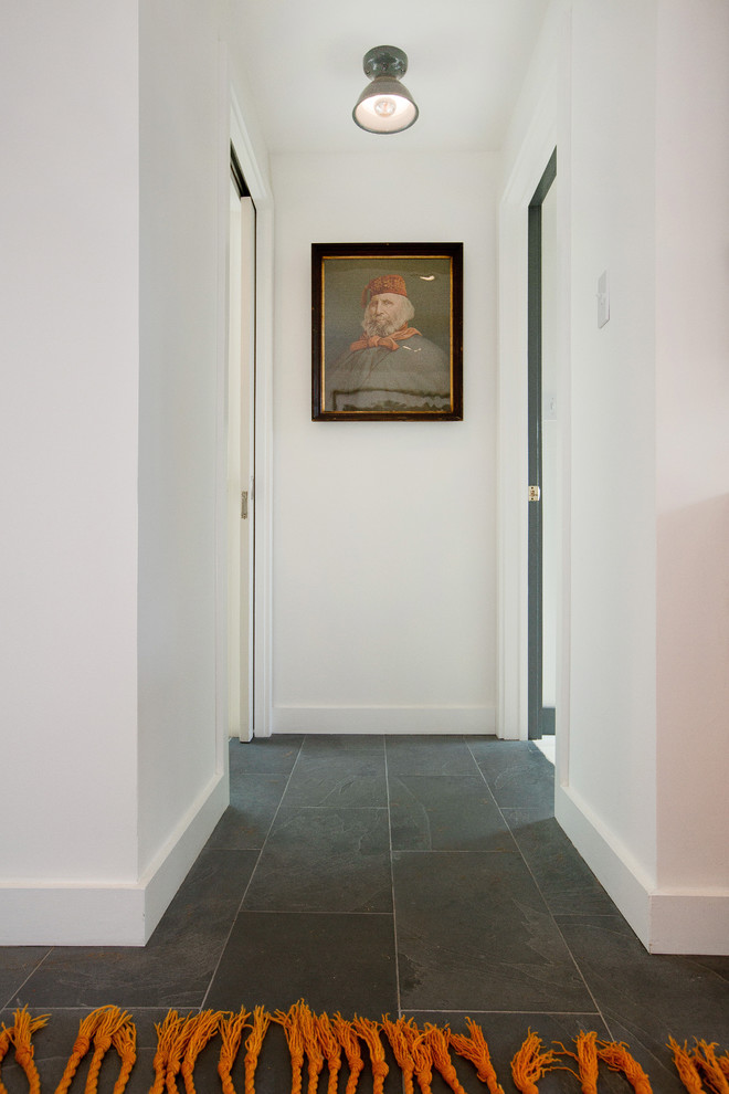 Eklektisk inredning av en hall, med grått golv
