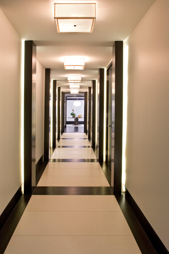 Foto de recibidores y pasillos contemporáneos de tamaño medio con paredes blancas y iluminación