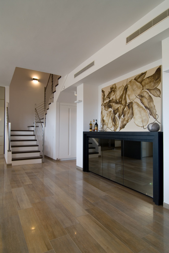 Hallway - contemporary hallway idea in Tel Aviv with white walls