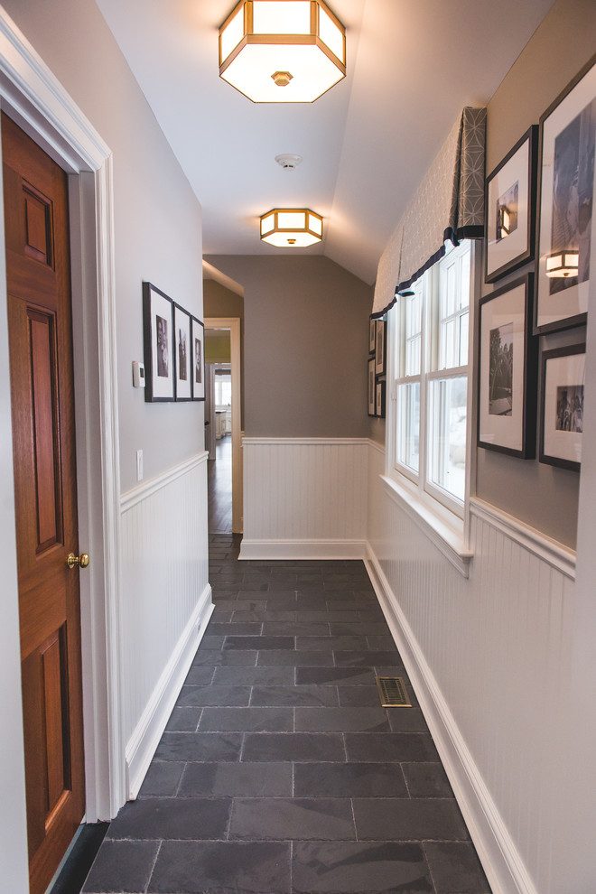 Идея дизайна: коридор среднего размера: освещение в стиле неоклассика (современная классика) с серыми стенами, полом из сланца и серым полом
