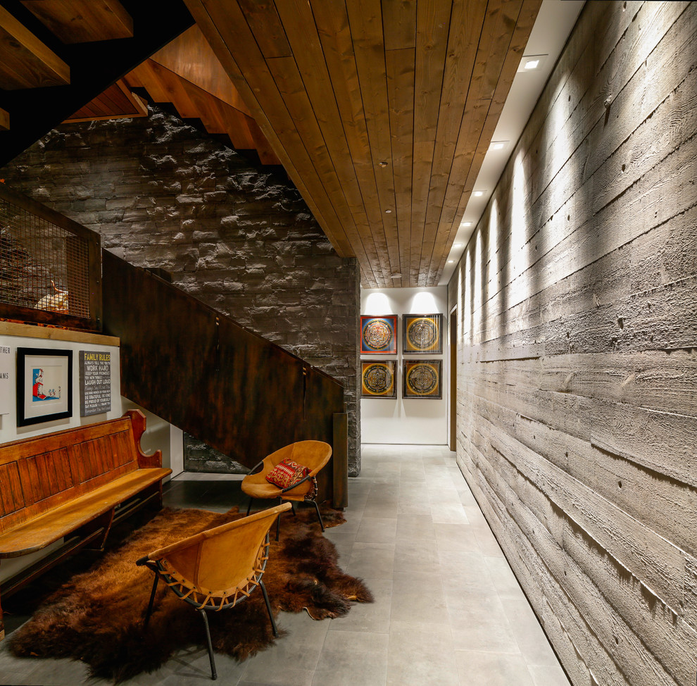 Стильный дизайн: большой коридор в современном стиле с полом из сланца и серыми стенами - последний тренд