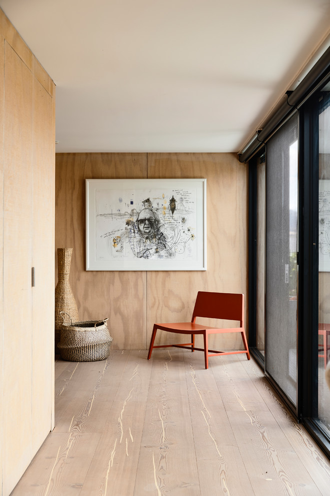 Moderner Flur mit beiger Wandfarbe, hellem Holzboden und beigem Boden in Melbourne