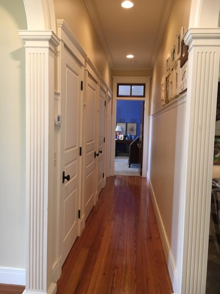 Aménagement d'un petit couloir classique avec un mur beige et parquet clair.
