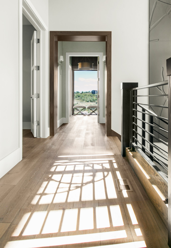 Immagine di un ingresso o corridoio tradizionale di medie dimensioni con pareti grigie, pavimento in legno massello medio e pavimento marrone