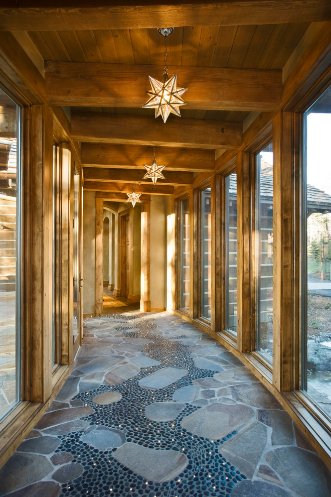 Свежая идея для дизайна: большой коридор в стиле рустика - отличное фото интерьера