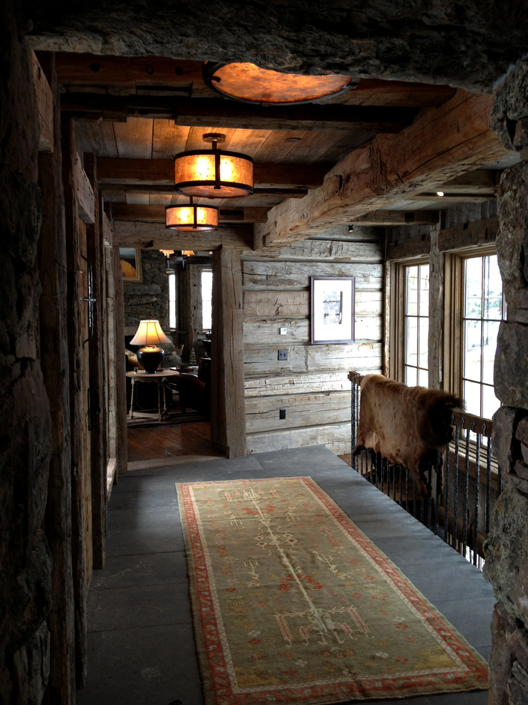 Источник вдохновения для домашнего уюта: коридор среднего размера в стиле рустика с коричневыми стенами и темным паркетным полом